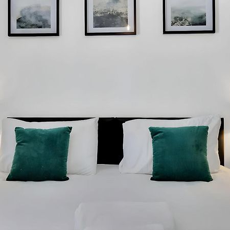 City Centre 2 Bedroom Apt - Free Parking - Wifi - Smart Tv プリマス エクステリア 写真