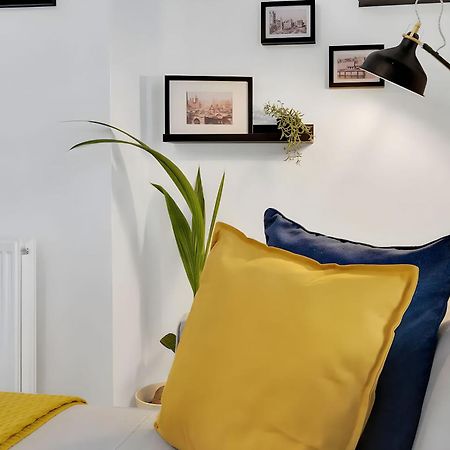 City Centre 2 Bedroom Apt - Free Parking - Wifi - Smart Tv プリマス エクステリア 写真