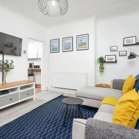 City Centre 2 Bedroom Apt - Free Parking - Wifi - Smart Tv プリマス エクステリア 写真