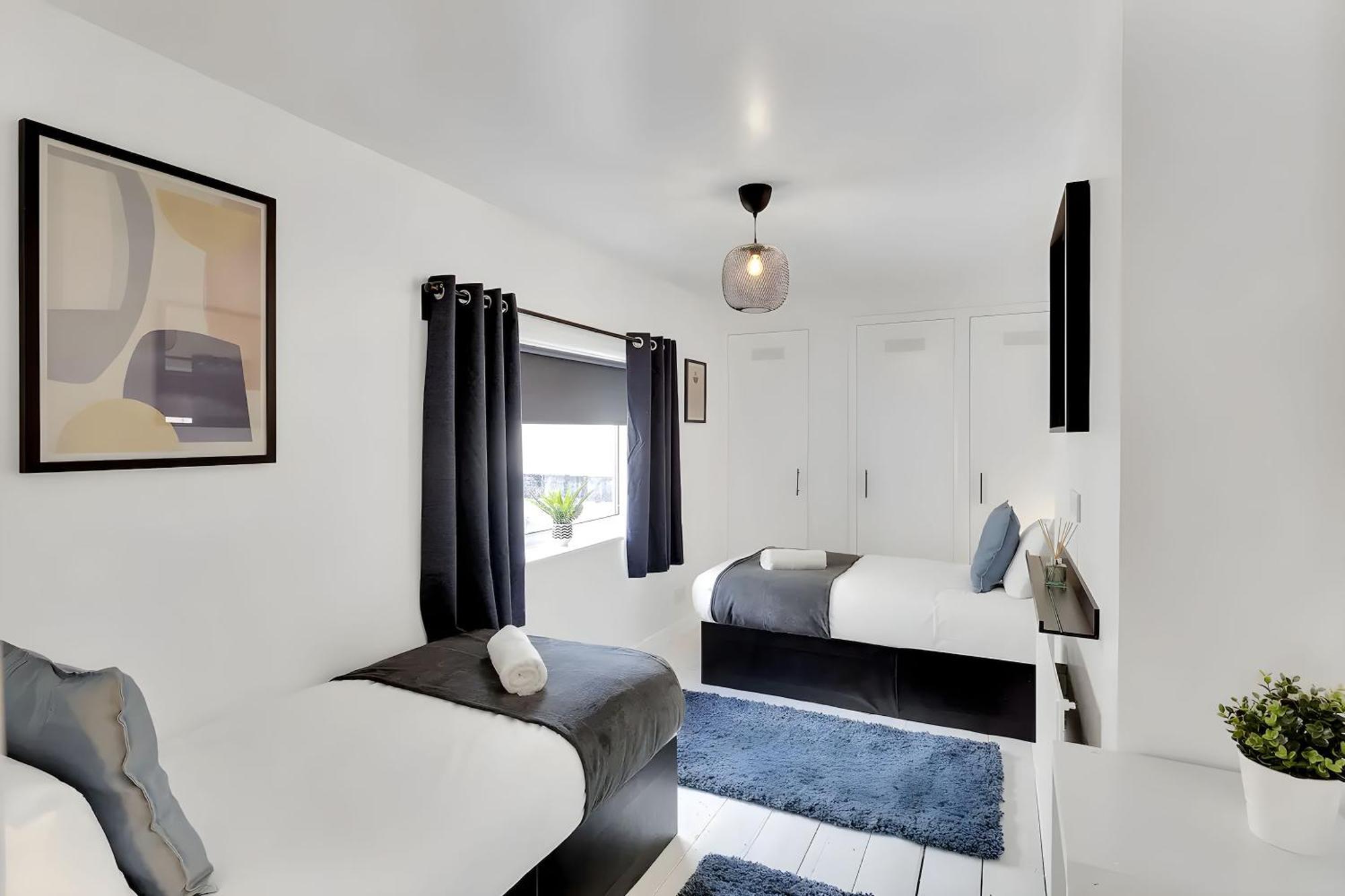 City Centre 2 Bedroom Apt - Free Parking - Wifi - Smart Tv プリマス エクステリア 写真
