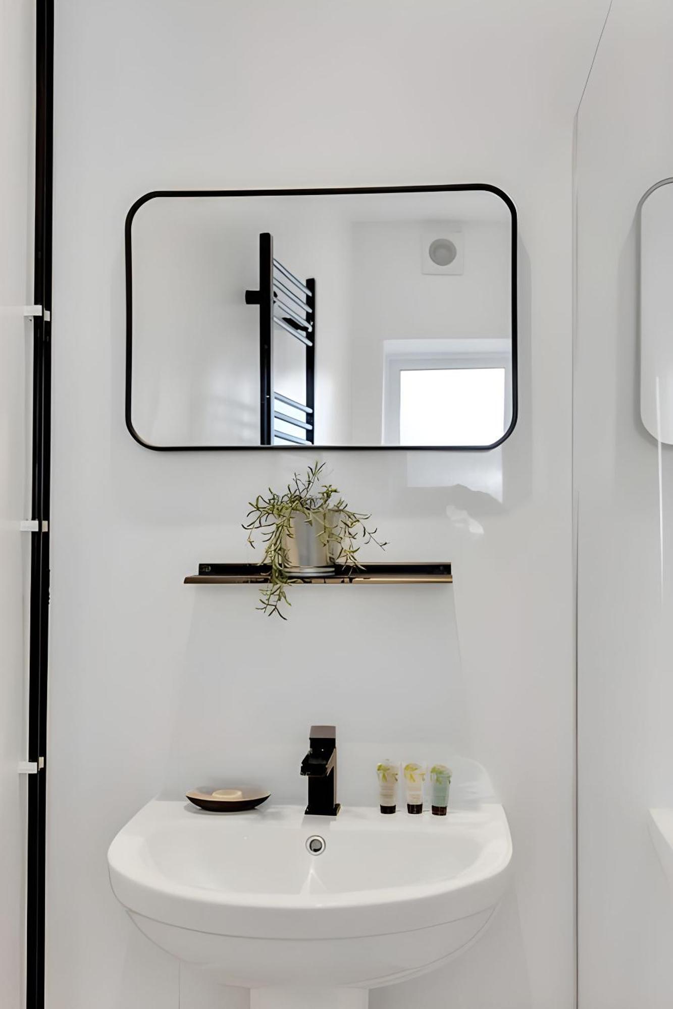 City Centre 2 Bedroom Apt - Free Parking - Wifi - Smart Tv プリマス エクステリア 写真