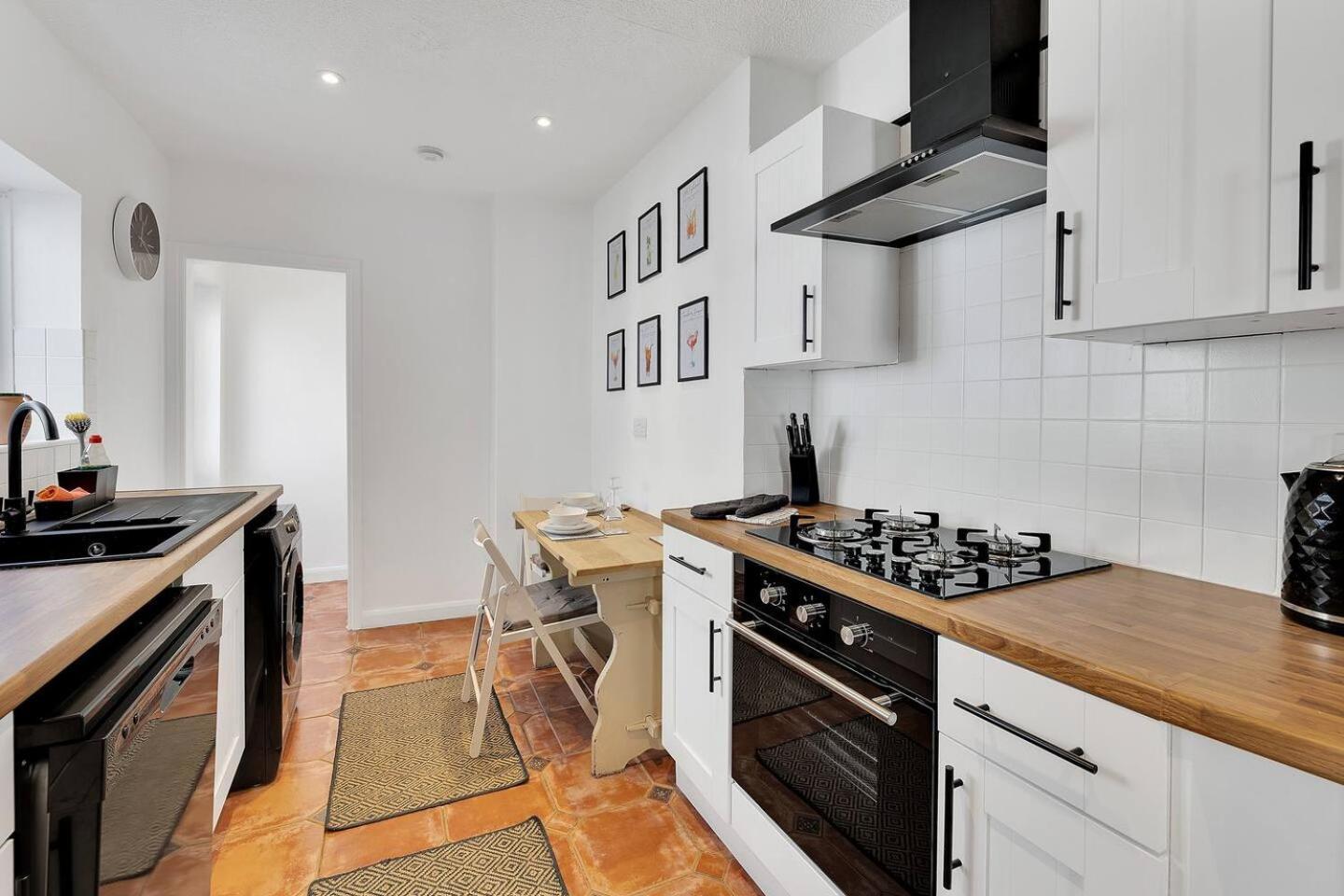 City Centre 2 Bedroom Apt - Free Parking - Wifi - Smart Tv プリマス エクステリア 写真