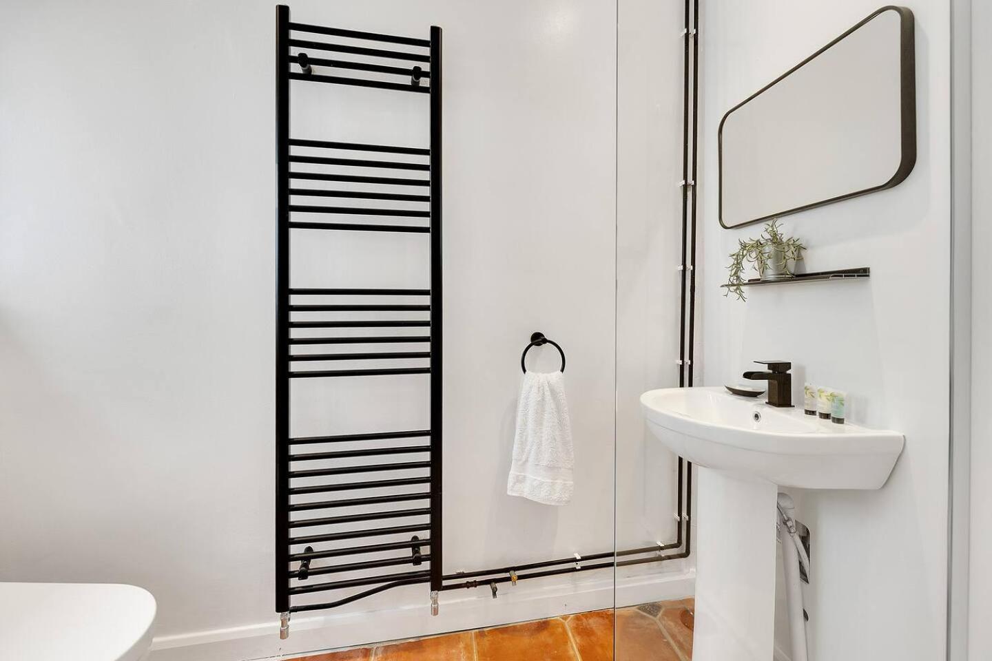 City Centre 2 Bedroom Apt - Free Parking - Wifi - Smart Tv プリマス エクステリア 写真