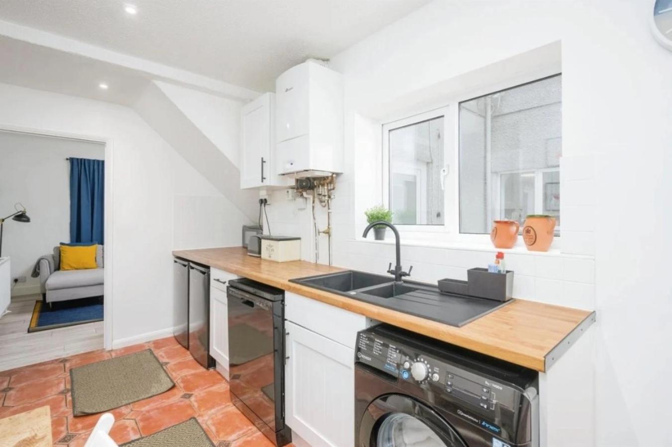 City Centre 2 Bedroom Apt - Free Parking - Wifi - Smart Tv プリマス エクステリア 写真