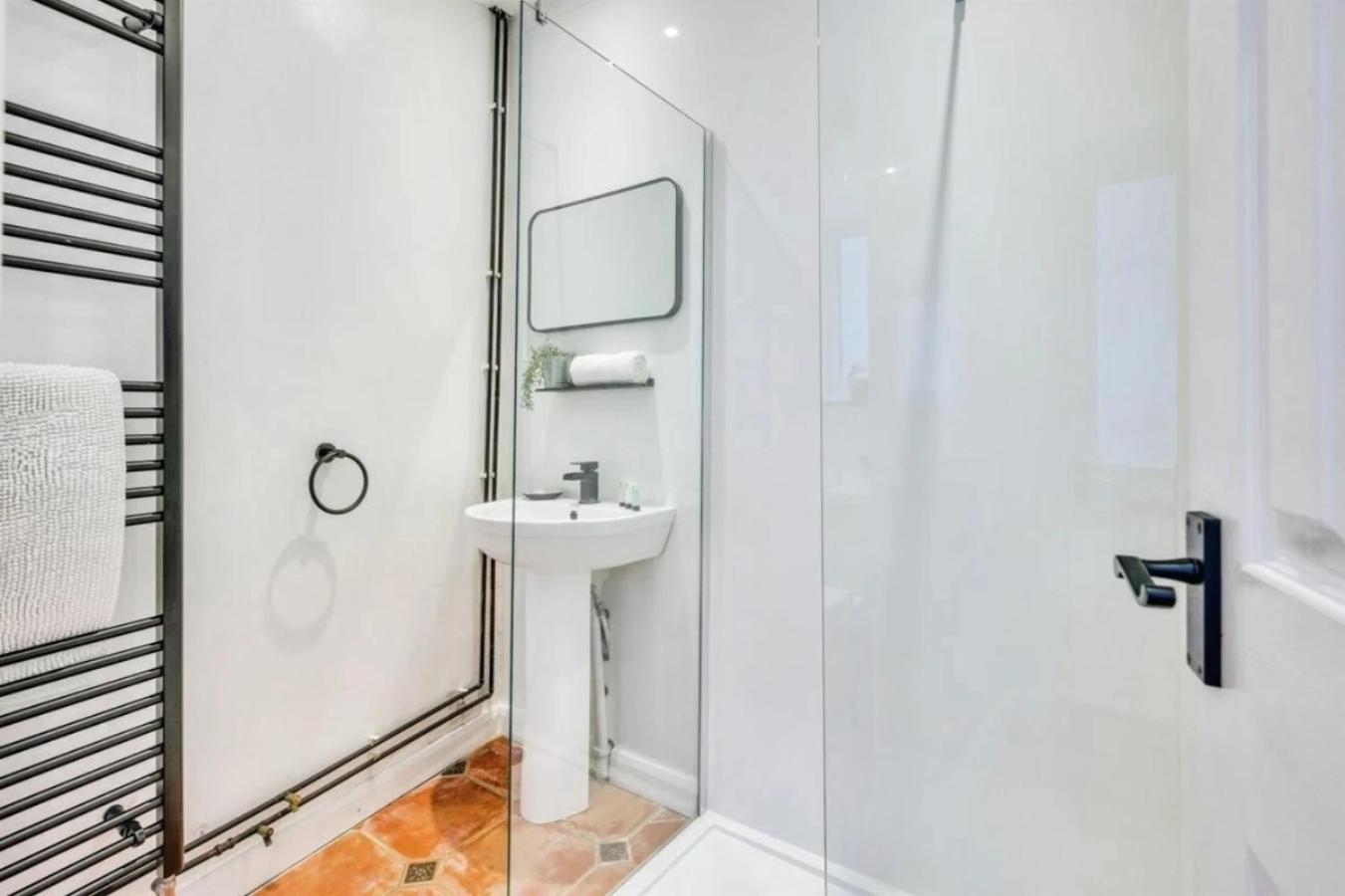 City Centre 2 Bedroom Apt - Free Parking - Wifi - Smart Tv プリマス エクステリア 写真
