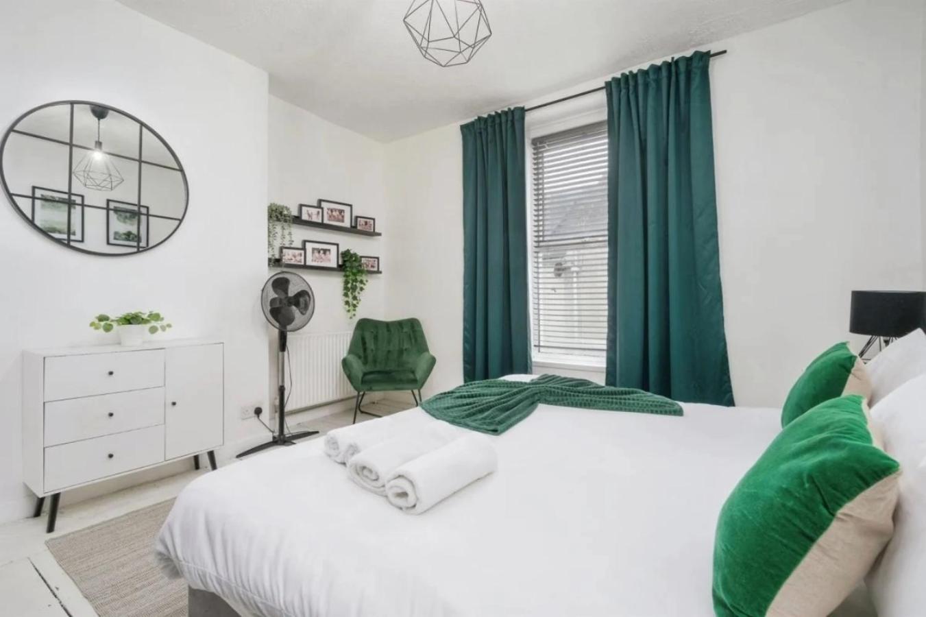 City Centre 2 Bedroom Apt - Free Parking - Wifi - Smart Tv プリマス エクステリア 写真