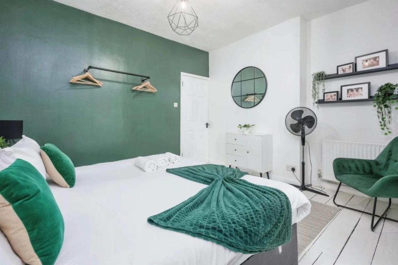 City Centre 2 Bedroom Apt - Free Parking - Wifi - Smart Tv プリマス エクステリア 写真